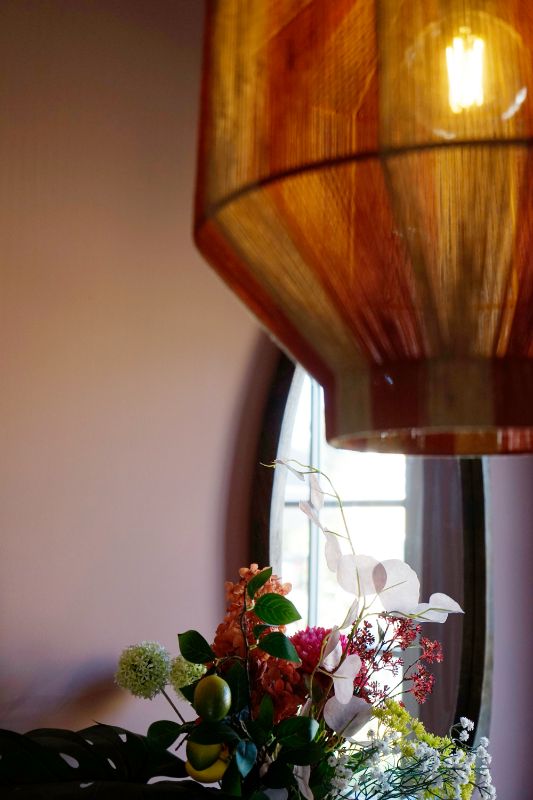 Hanglamp met strepen in gekleurde entree.