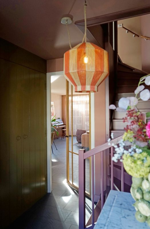 Gekleurde trap in gezellige entree.