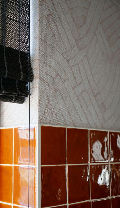 Wand met oranje tegels in de keuken.