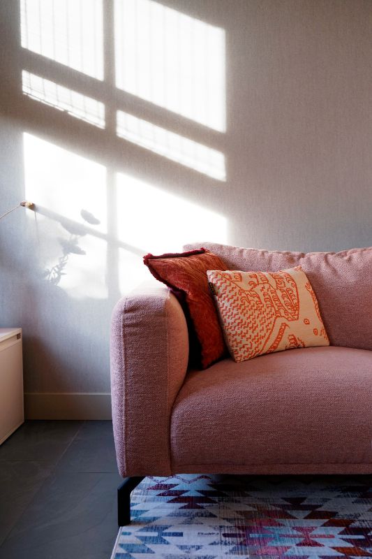 Kleurrijke woonkamer met mooie materialen.