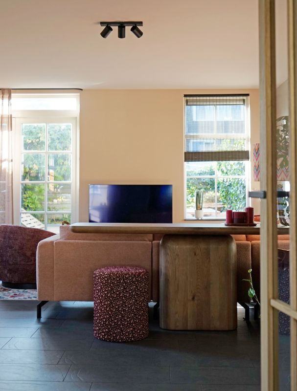 Gezellige woonkamer met behang.