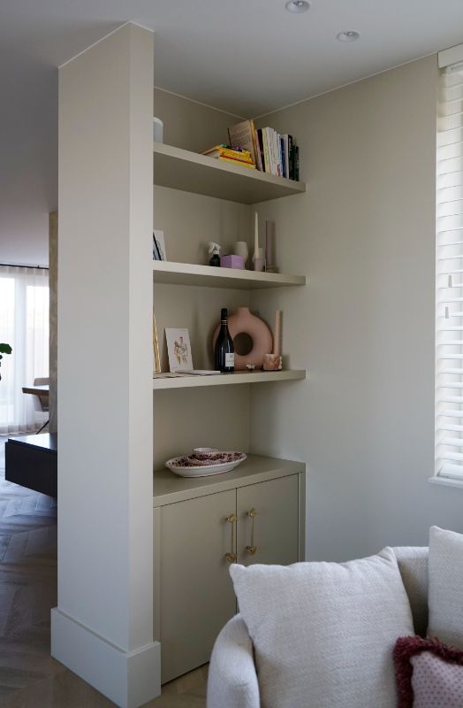 Kast met planken in nis.