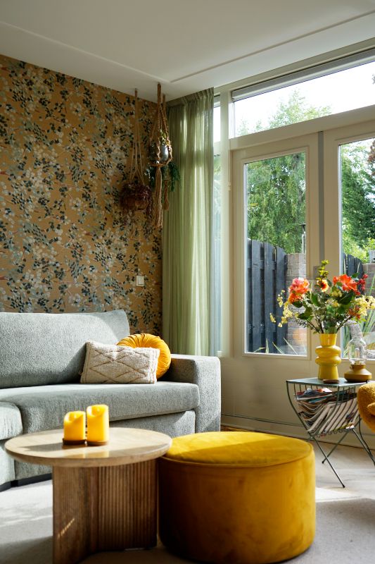 Kleurrijke woonkamer met planten.
