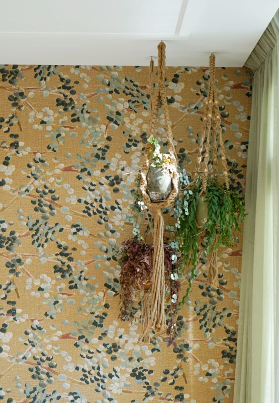 Gekleurd bloemen behang met hangplanten.