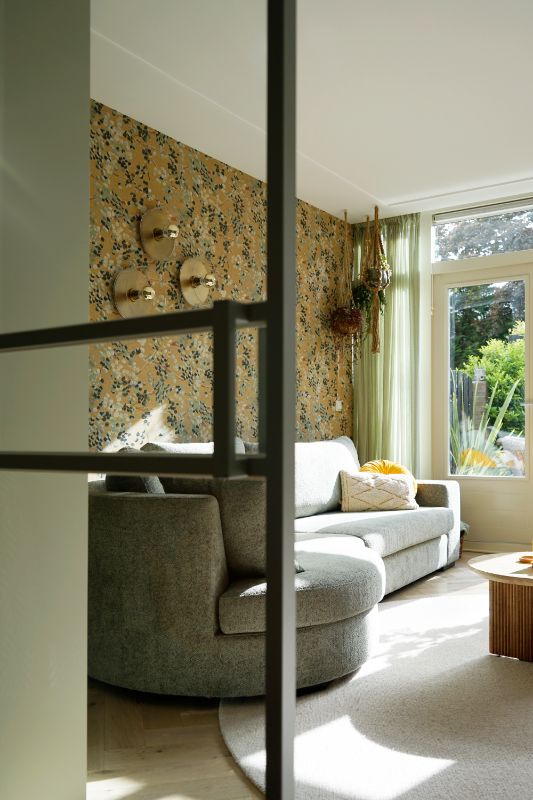 Geel met groene woonkamer. Lounge bank met druppel chaise longue.