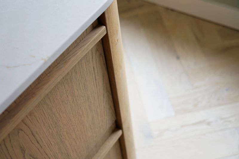 Houten keuken met ronde details.