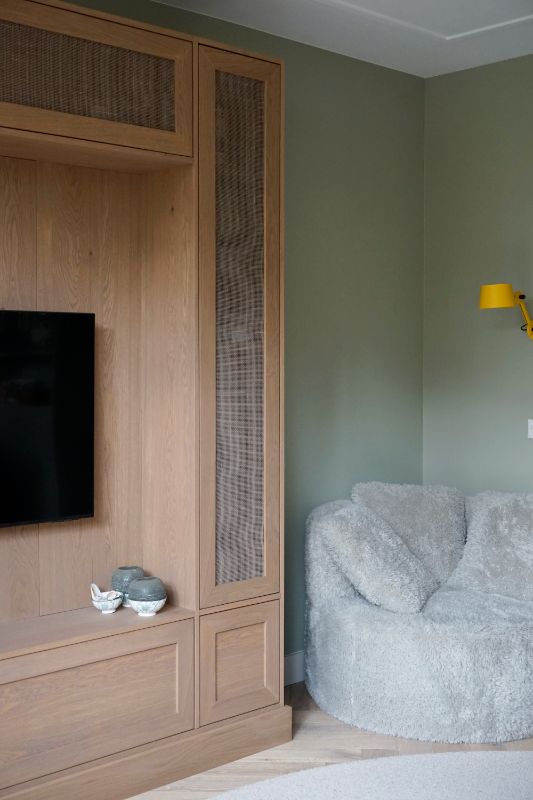 Maatwerk houten tv meubel met fluffy fauteuil.