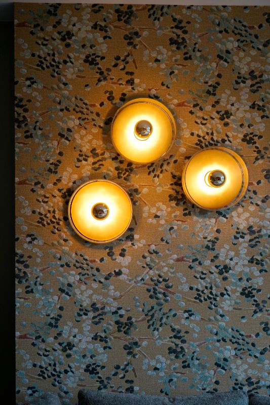 Set van 3 wandlampen op bloemenbehang.