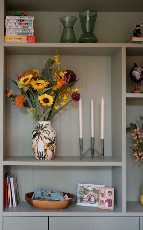 Openvakkenkast met gekleurde accessoires.