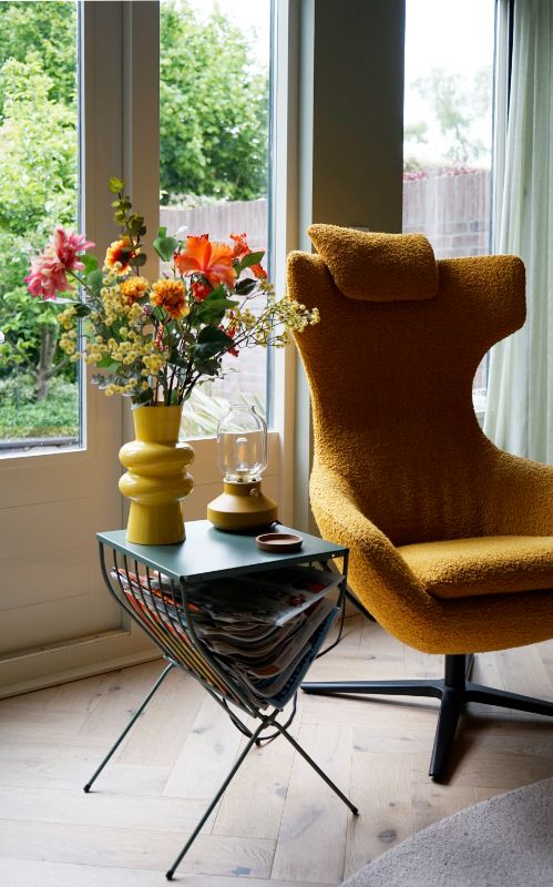 Gele fauteuil met bijzettafel.