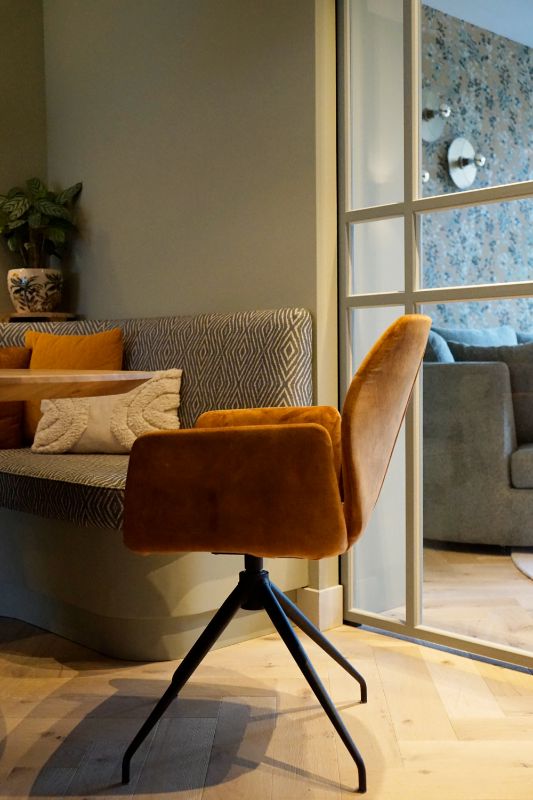 Gele moderne stoelen en een speelse eetkamerbank.