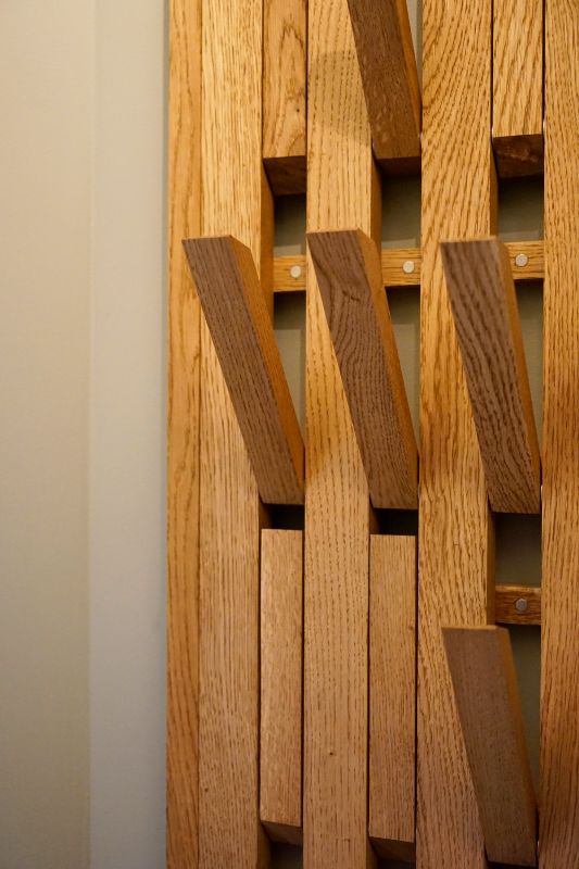 Houten rek met kapstok haken.