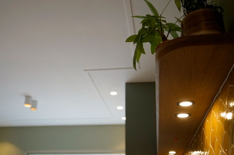 Houten keukenplank met verlichting.