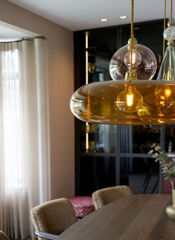 Geeloranje glazen hanglamp.