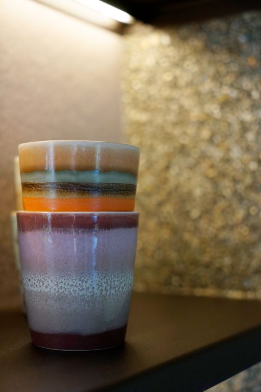 Gekleurde HKliving koffie kopjes.