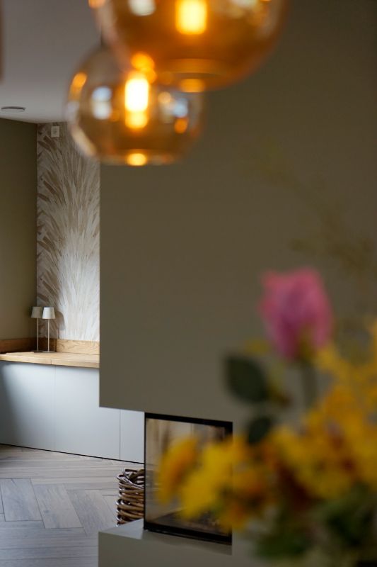Gezellige woonkamer met haard.