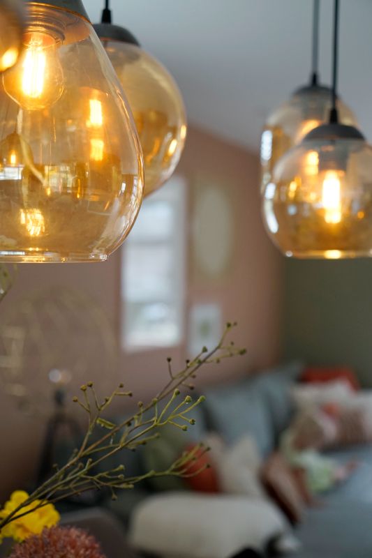 Hanglamp met glazenbollen boven de eettafel.