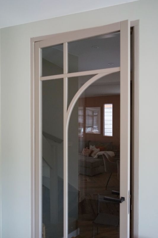 Lichtroze stalen deur met glas.